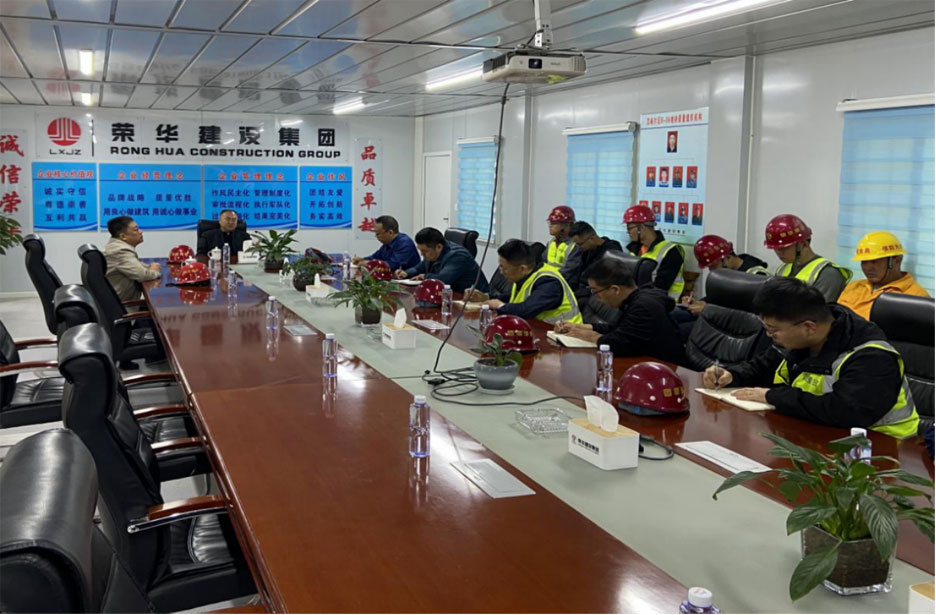 孫涌董事長蒞臨濟南分公司視察指導工作10月13日,集團公司董事長孫涌蒞臨濟南分公司視察指導工作,副總裁兼總工程師張行良陪同視察。 13日下午,孫涌董事長來到濟南分公司駐地,與濟南分公司總經(jīng)理張朋、項目(圖2) 孫涌董事長蒞臨濟南分公司視察指導工作10月13日,集團公司董事長孫涌蒞臨濟南分公司視察指導工作,副總裁兼總工程師張行良陪同視察。 13日下午,孫涌董事長來到濟南分公司駐地,與濟南分公司總經(jīng)理張朋、項目(圖2)