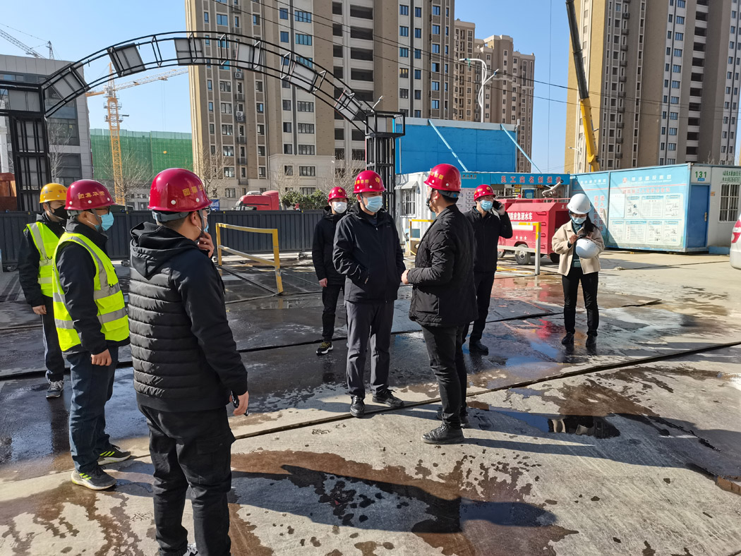 煙臺芝罘區(qū)住建局領(lǐng)導蒞臨集團施工的龍湖春江天璽小區(qū)項目指導疫情防控工作(圖1) 煙臺芝罘區(qū)住建局領(lǐng)導蒞臨集團施工的龍湖春江天璽小區(qū)項目指導疫情防控工作(圖1)