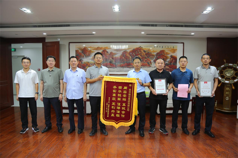 開發(fā)區(qū)分公司第五十四項目部收到青島萬科公司送來的錦旗及表揚(yáng)信(圖2)